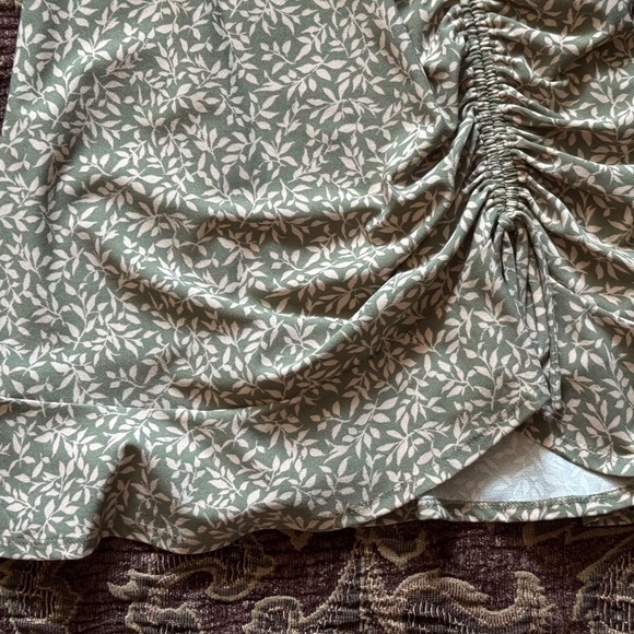 Monteau Los Angeles Midi Above Knee Olive & Cream Leaf Print Ruched Dress - Picture 6 of 12